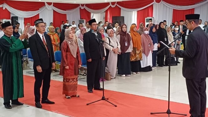 
					Prof Yahya melantik 3 Wakil Rektor UBT. Foto : Fokusborneo.com 