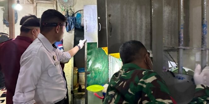 
					Petugas Gabungan Geledah Kamar Hunian Warga Binaan Lapas Tarakan. Foto: ist