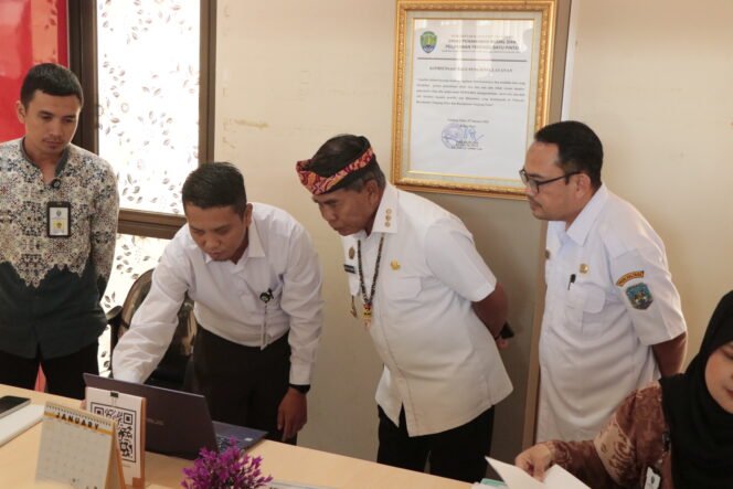 
					Gubernur Dr. H. Zainal Arifin Paliwang, S.H., M.Hum melakukan peninjauan ke Mall Pelayanan Publik (MPP) di Kantor Dinas Penanaman Modal dan Pelayanan Terpadu Satu Pintu (DPMPTSP) Bulungan, Rabu (22/1/25)

