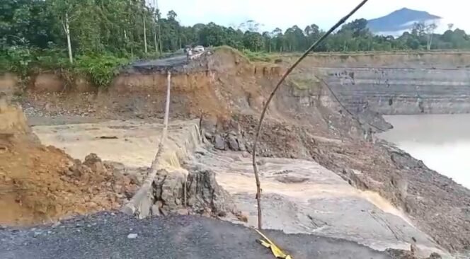 
					Dinas Pekerjaan Umum (PU) Kabupaten Malinau meminta pihak perusahaan tambang segera melakukan perbaikan terhadap jalan dan sistem penyediaan air PDAM yang terputus akibat longsor Di Fit Salah satu tambang batu Bara di Desa Tanjung Nanga, Kecamatan Malinau Selatan Hulu, Kabupaten Malinau, Senin, 06/25.