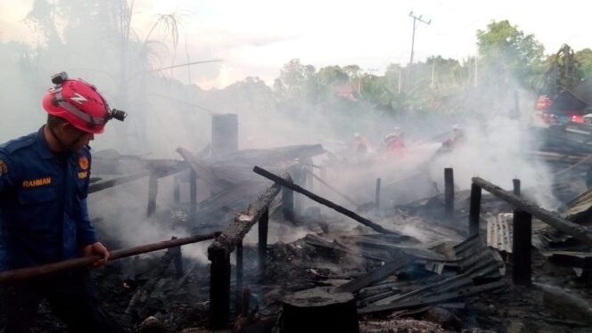 
					Petugas Pemadam Kebakaran Malinau , Melakukan Pemadaman Bersama Warga Setempat .Senin, 13 Januari 2025