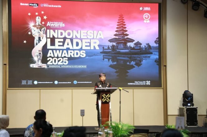 
					Gubernur Kalimantan Utara (Kaltara), Dr. H. Zainal A. Paliwang, S.H., M.Hum.,menerima penghargaan The Best Leader Indonesia 2025 kategori Gubernur pada ajang Indonesia Leader Awards 2025. Jumat (17/01/25)