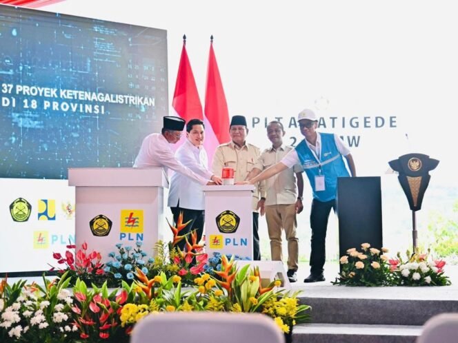 
					Peresmian 37 proyek strategis ketenagalistrikan di 18 Provinsi oleh Presiden Republik Indonesia, Prabowo Subianto (tengah) didampingi Menteri ESDM, Bahlil Lahadalia (kedua dari kanan), Menteri BUMN, Erick Thohir (kedua dari kiri), Menteri PU, Dody Hanggodo (kiri), dan Direktur Utama PLN, Darmawan Prasodjo (kanan) pada Senin (20/1) bertempat di PLTA Jatigede, Kabupaten Sumedang, Jawa Barat. (Foto: BPMI Setpres)