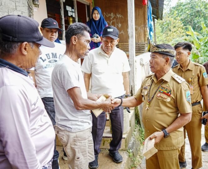 
					Gubernur Kalimantan Utara (Kaltara) Dr. H. Zainal A. Paliwang, S.H, M.Hum., menyerahkan bantuan sosial kepada para korban kebakaran rumah dan tanah longsor yang terjadi di Kecamatan Tarakan Barat, Kota Tarakan pada hari Selasa (7/1) siang.