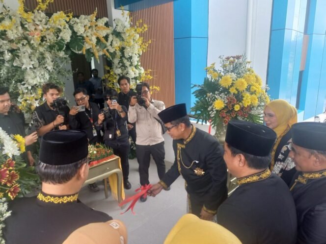 
					Wali Kota Balikpapan, Rahmad Masâ€™ud, meresmikan gedung baru SMP Negeri 27 Balikpapan pada Senin (10/2/2025).