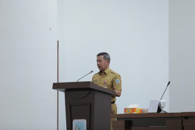 
					Asisten Bidang Pemerintahan dan Kesejahteraan Rakyat Setdaprov Kaltara, H. Datu Iqro Ramadhan, S.Sos., M.Si., menyampaikan jawaban terhadap Pandangan Umum Fraksi-Fraksi Dewan Perwakilan Rakyat Daerah (DPRD) Kaltara atas Nota Rancangan Peraturan Daerah (Ranperda) Prakarsa Pemerintah di Ruang Sidang Paripurna, Kantor DPRD Kaltara, Selasa (4/2).