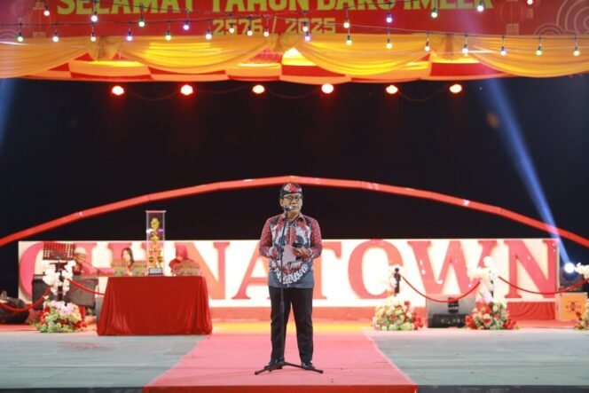 
					Hadir mewakili Gubernur Kalimantan Utara (Kaltara) Plh. Asisten Bidang Perekonomian dan Pembangunan Setdaprov Kaltara, Burhanuddin, S.Sos., M.Si menyampaikan sambutan dalam acara seremonial pembukaan perayaan Cap Go Meh, merupakan rangkaian perayaan Tahun Baru Imlek 2576 Kongzili/2025.