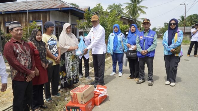 
					Asisten II Administrasi Pembangunan dan Umum, Uus Rusmanda melakukan peninjauan sekaligus memberikan bantuan kepada korban kebakaran di Kecamatan Tana Lia, Rabu (5/2/2025).