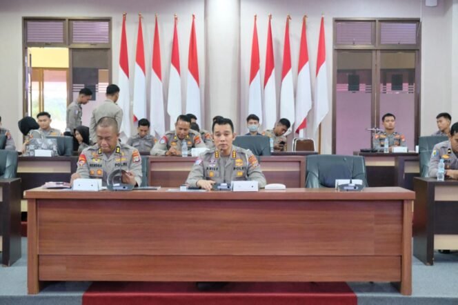 
					Dir Lantas Polda Kaltara, Kombes Arief Budiman saat memimpin rapat persiapan Operasi Kayan 2025.