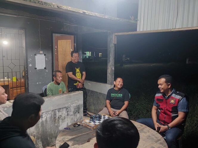 
					Kapolres Tana Tidung, AKBP Erwin Manik, melaksanakan kunjungan ke Satkamling Desa Sebawang Kecamatan Sesayap, Rabu (05/02/2025). (Foto : Humas Polda Kaltara)