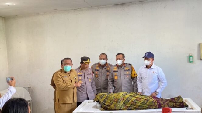 
					Kapus Inafis Bareskrim Polri, Brigjen Pol Mashudi, meninjau langsung para korban kecelakaan speedboat Iqza Express yang tenggelam di perairan Sungai Kayan