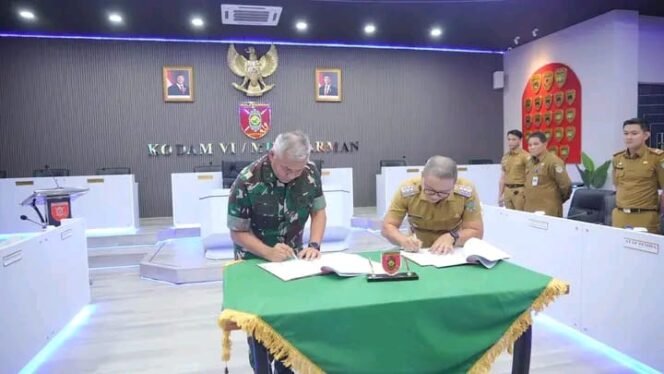 
					Penandatanganan Nota Kesepakatan antara Pemerintah Kabupaten Tana Tidung dengan Panglima VI Mulawarman, Mayjen TNI Rudy Rachmat Nugraha, S.I.P., M.Sc., bersama Bupati Tana Tidung, Ibrahim Ali, Senin (10/2/2025).
