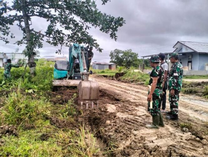 
					Alat berat yang diturunkan ke lokasi TMMD di Kelurahan Karang Harapan untuk mendukung penyelesaian pekerjaan tepat waktu.