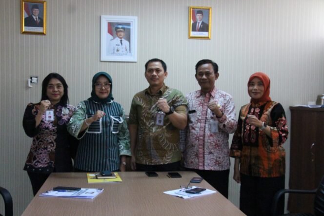 
					Panitia HUT ke-128 Kota Balikpapan saat menjelaskan persiapan Balikpapan Running 2025