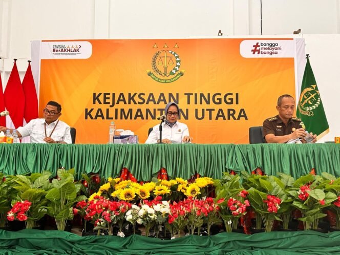 
					Kepala Kejaksaan Tinggi Kaltara, Amiek Mulandari saat memberikan keterangan pers terkait penggeledahan di Kantor Dinas PUPR Perkim Kaltara, Rabu (19/2/2025).