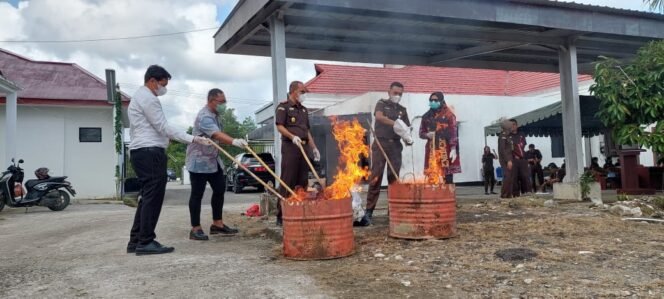 
					Eksekutor Putusan Pengadilan, Kejari Bulungan Musnahkan Barang Bukti 40 Perkara