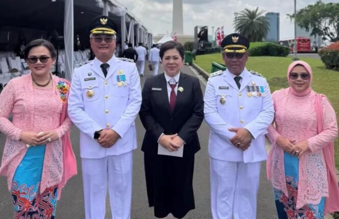 
					Wempi-Jakaria bersama istri saat berfoto dengan Ketua DPRD Malinau, Ping Ding usai melewati sesi pelantikan Bupati dan Wakil Bupati Malinau, Kamis (20/2/2025).