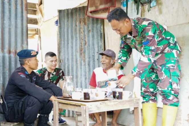 
					Menikmati secangkir kopi menjadi pemandangan indah dalam Program TMMD Kodim 0907/Tarakan.

Setelah bekerja seharian personel Satgas TMMD Kodim 0907/Tarakan menikmati secangkir kopi yang disiapkan oleh masyarakat.
