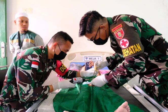 
					Satgas Pamtas RI-PNG Kewilayahan Yonif 614/Raja Pandhita Pos Kotis bersama Tenaga Kesehatan (Nakes) RSUD Tiom menggelar Sunatan Massal dan Pengobatan Gratis untuk masyarakat Lanny Jaya yang bertempat di Pos Tiom (Kotis) Kampung Konikme, Distrik Yugungwi, Kabupaten Lanny Jaya, Papua Pegunungan.