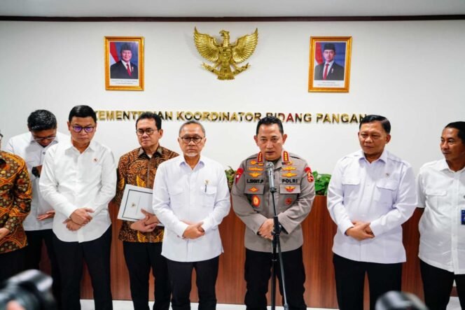 
					Kapolri Jenderal Polisi Drs. Listyo Sigit Prabowo saat hadir dalam rakor terbatas bersama Menko Bidang Pangan, Zulkifli Hasan, di Kantor Kemenko Pangan, Jakarta.