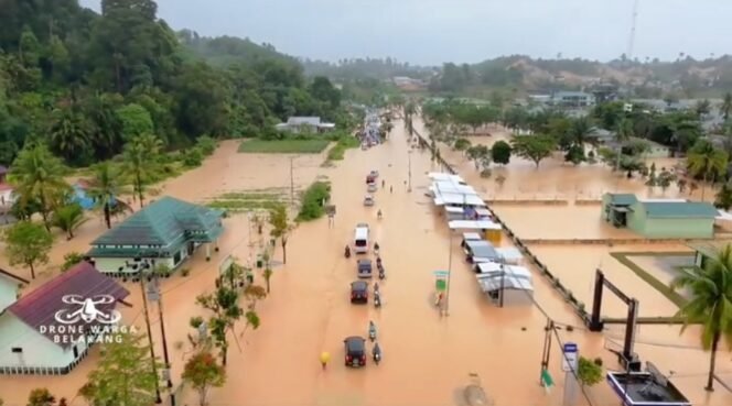
					Kondisi banjir di Jalan Aki Balak di Depan Mako Yonif 613 Raja Alam. Foto : Ist 