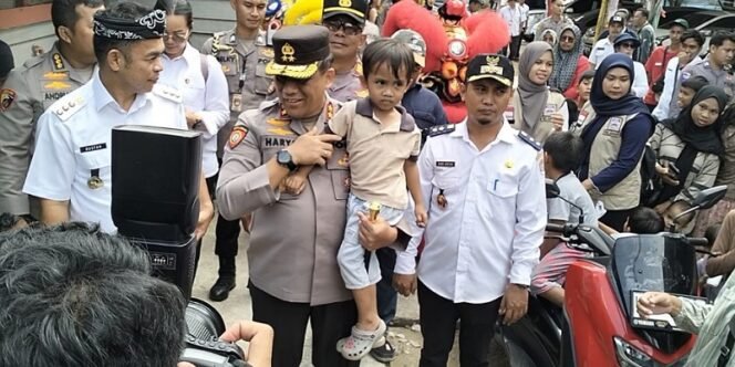 
					Kapolda Kaltara Bersama PJ Walikota Tarakan Tinjau Wilayah Kelurahan Selumit Pantai. Foto: ist