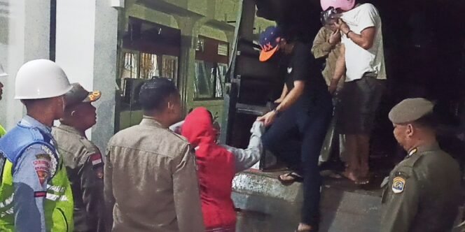 
					Tim Gabungan Bawa 30 Orang yang Terjaring Razia di Kamar Hotel untuk Pembinaan. Foto: fokusborneo.com