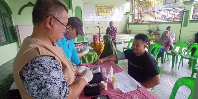 
					Warga Antusias Mengikuti Kegiatan Bakti Sosial Pemeriksaan Kesehatan Gratis Oleh BAZNAS Kaltara dan Masjid Darun Najah. Foto: fokusborneo.com