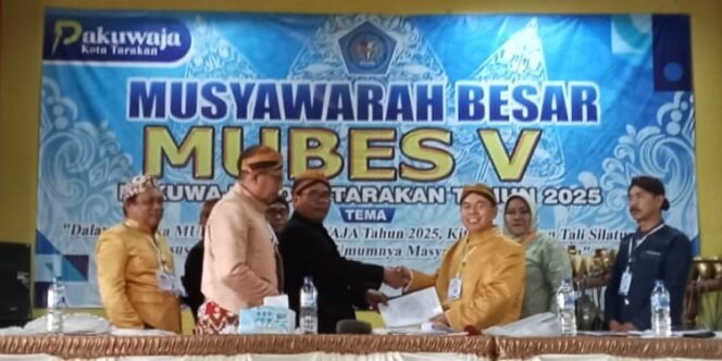 
					Mubes Ke-V Pakuwaja Tarakan: Penyerahan Berita Acara Pleno Kepada Ketua Terpilih Djamin. Foto: ist