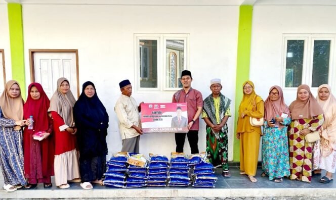 
					Anggota DPRD Provinsi Kaltara Dino Andrian bagikan beras ke masyarakat Tarakan. Foto : Ist 