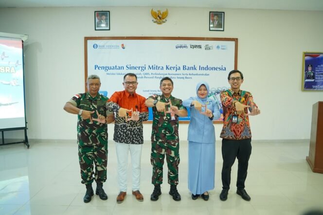 
					Kepala KPwBI Kaltara Hasiando bersama Danlanud Anang Busra di kegiatan CBP Rupiah. Foto : Humas BI