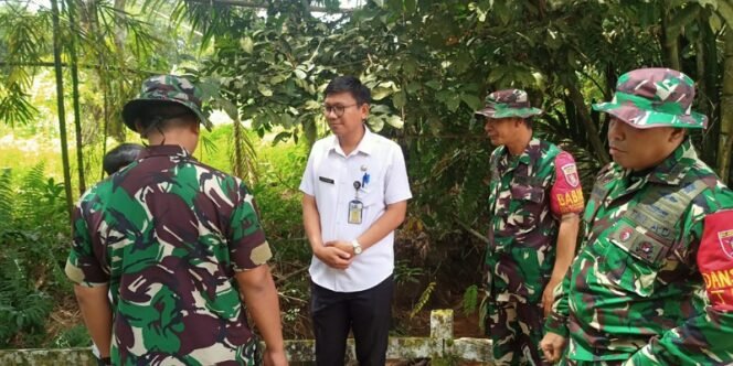 
					Lurah Karang Harapan Wilson (Baju Putih) Mendampingi Dansatgas TMMD Letkol Kav Jhon B.C.Simarmata Mininjau Lokasi Sasaran Program. Foto: fokusborneo.com