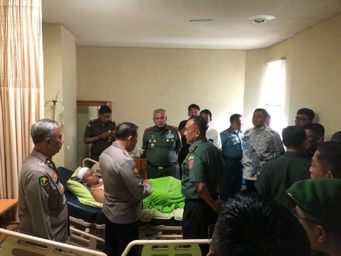 
					Pangdam VI/Mulawarman dan Kapolda Kaltara jenguk anggota Polres Tarakan terluka. Foto : Ist 