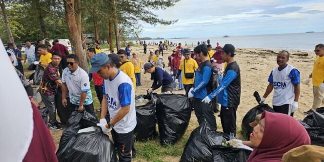 
					Masyarakat Bunyu Dengan Penuh Semangat Mengumpulkan Sampah Plastik di Tepi Pantai. Foto: ist