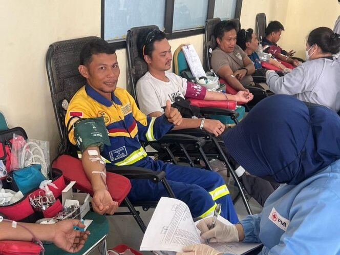 
					Para Pekerja Pertamina EP Tarakan Bakti Sosial Mengikuti Donor Darah. Foto: ist