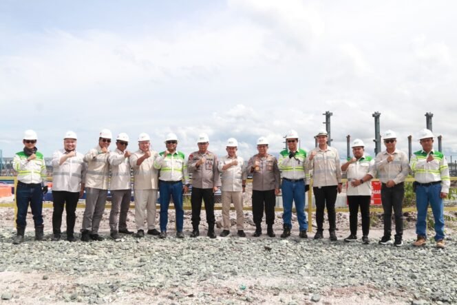 
					Kapolda Kalimantan Utara, Irjen Pol Hary Sudwijanto, S.I.K., M.Si., didampingi Wakapolda dan sejumlah PJU Polda Kaltara mengunjungi kantor PT Kalimantan Industrial Park Indonesia (KIPI) dalam rangka silaturahmi sekaligus meninjau langsung perkembangan kawasan yang telah ditetapkan sebagai Proyek Strategis Nasional (PSN) sejak 2020, dengan peletakan batu pertama (groundbreaking) pada 2021, Sabtu (08/02/25)