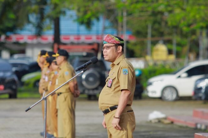 
					Asisten Bidang Administrasi Umum Setdaprov Kaltara, Pollymaart Sijabat, SKM.,M.AP, memimpin apel pagi gabungan di lingkup Pemerintahan Provinsi (Pemprov) Kaltara di Lapangan Agathis, Senin (3/2) pagi.
