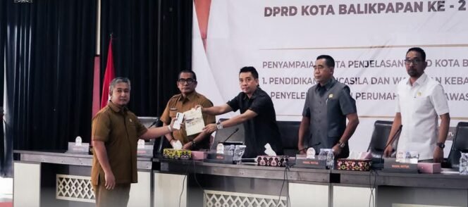 
					Dewan Perwakilan Rakyat Daerah (DPRD) bersama Pemkot Balikpapan melaksanakan paripurna dengan agenda penyampaian nota penjelasan Atas Rancangan Peraturan Daerah (Raperda) inisiatif DPRD tentang Pendidikan Pancasila dan Wawasan Kebangsaan serta Raperda Penyelenggaraan Perumahan dan Kawasan Pemukiman, Senin (3/2/2025).