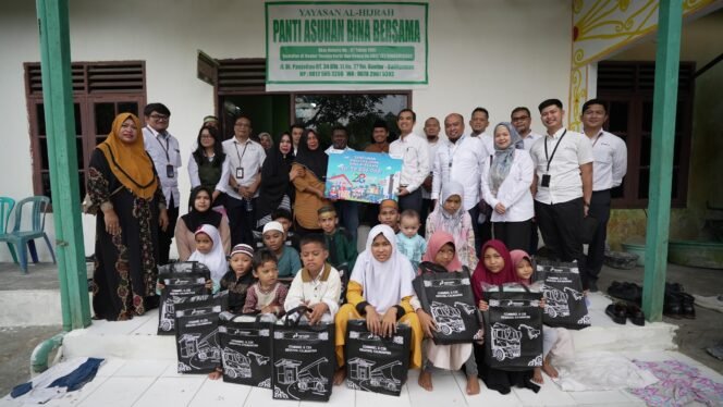 
					 Menyambut HUT ke 28 pada tanggal 27 Februari 2025 mendatang, Pertamina Patra Niaga Regional Kalimantan turut berbagi kebahagiaan dengan memberikan santunan kepada 126 anak di Panti Asuhan Bina Bersama Balikpapan dan TKQ/TPQ Al Istiqomah Kutai Kartanegara. 