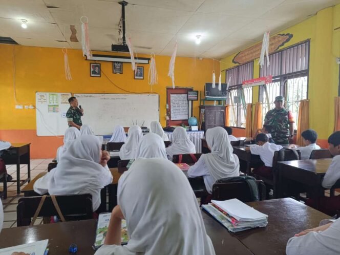 
					Anggota Satuan Tugas (Satgas) TNI Manunggal Membangun Desa (TMMD) ke 123 Kodim 0907/Trk  memberikan wawasan kebangsaan kepada siswa sekolah dasar (SD) 006 Kel.Kampung Empat Kec.Tarakan Timur,Senin(24/02/2025).