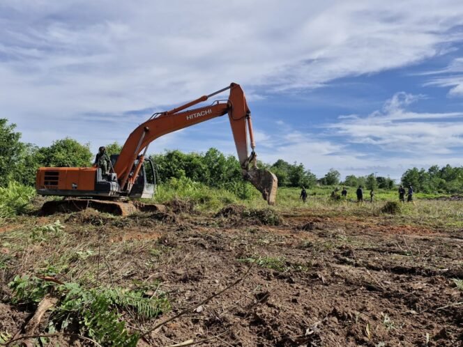 
					Satgas TMMD bersama dengan masyarakat sedang membuka lahan untuk program ketahanan pangan