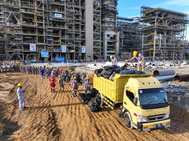 
					Sebanyak 1.640 pekerja, termasuk pegawai PT KPB, kontraktor, dan subkontraktor, bergotong royong membersihkan 84 lantai dengan ketinggian mencapai 120 meter di area Residual Fluid Catalytic Cracking (RFCC) Proyek Refinery Development Master Plan (RDMP) Balikpapan