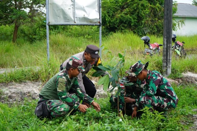 
					Jaga Kelestarian Alam,  Satgas TMMD Tarakan Tanam Ratusan Bibit Pohon