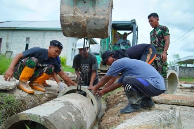 
					Satgas TMMD bersama warga mulai memasang gorong-gorong
