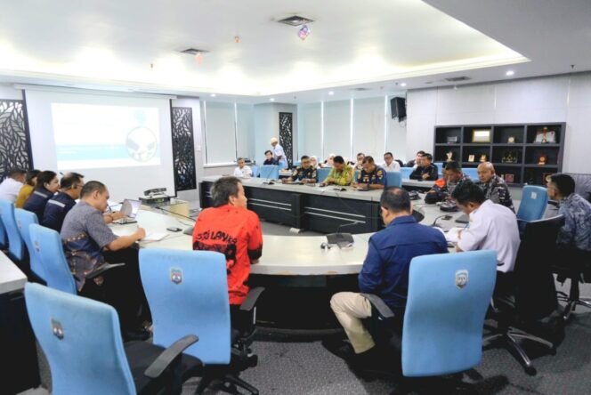 
					Mewakili Gubernur Kalimantan Utara (Kaltara), Kepala Dinas Energi dan Sumber Daya Mineral (DESDM) Kaltara, Yosua Batara Payangan, S.T., M.Si., membuka acara Sosialisasi Kegiatan Survei Seismik 3D Lepas Pantai di Wilayah Kerja (WK) Akia Provinsi Kaltara, Rabu (12/3).