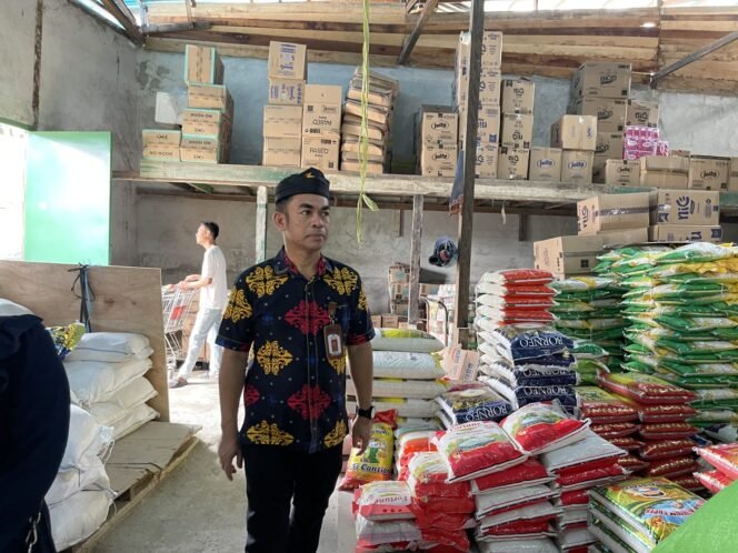 
					Menjelang hari raya Idul Fitri 1446 Hijriah, kebutuhan stok bahan pokok dipastikan aman dan harga kebutuhan bahan pokok masih stabil. Hal ini disampaikan Plh. Sekretaris Provinsi (Sekprov) Kalimantan Utara (Kaltara), Dr. Bustan, S.E., M.Si., saat melakukan inspeksi mendadak (sidak) di Pasar Tenguyun dan gudang logistik Toko Sinar Terang Bahagia (STB), Jumat (28/3).