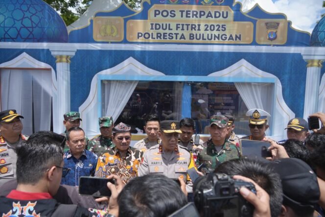 
					 Wakil Gubernur (Wagub) Kalimantan Utara (Kaltara) Ingkong Ala, S.E., M.Si bersama Kepala Kepolisian Daerah (Kapolda) Kaltara Irjen Pol. Hary Sudwijanto, S.I.K., M.Si., beserta Forkompinda meninjau kesiapan sejumlah Pos Pelayanan Terpadu menjelang arus mudik lebaran 2025, Kamis (27/3).