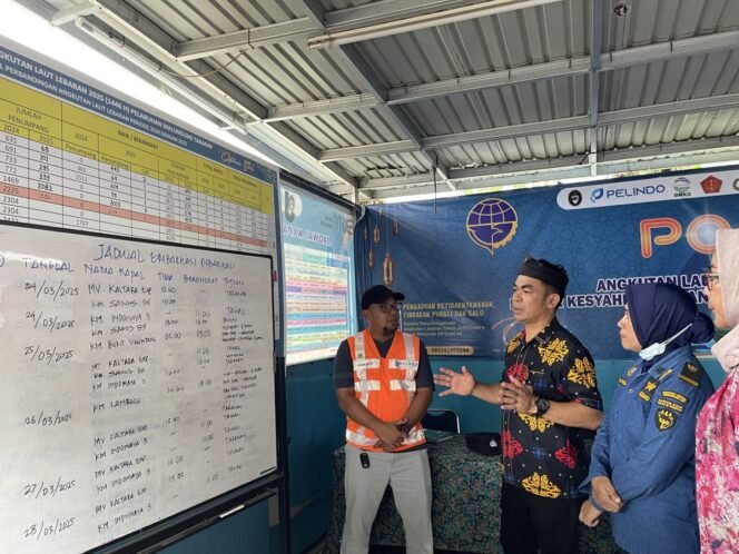 
					Memasuki puncak arus lebaran, Gubernur Kalimantan Utara (Kaltara) yang diwakili Plh. Sekretaris Provinsi (Sekprov) Dr. Bustan, S.E., M.Si., memantau arus mudik di Pos Pelayanan Terpadu di Pelabuhan Tengkayu 1/SDF dan Pelabuhan Malundung pada Jumat (28/3) pagi. 