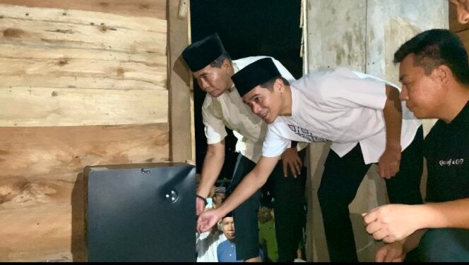 
					(Kaltara) Drs. H. Zainal A. Paliwang, S.H., M.Hum secara simbolis memberikan bantuan penyediaan listrik berupa Pembangkit Listrik Tenaga Surya (PLTS) Atap kepada masyarakat Desa Binusan Dalam, RT.09, Kabupaten Nunukan, Sabtu (15/3).