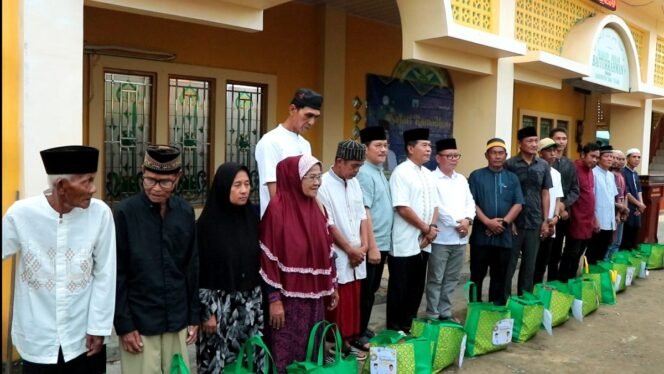 
					Safari Ramadan Gubernur Kalimantan Utara (Kaltara) Dr. H. Zainal A. Paliwang, SH., M.Hum, berlanjut ke Kabupaten Tana Tidung (KTT). Bersama Wakil Gubernur (Wagub) Ingkong Ala, SE., M.SI, ia menyambangi Masjid Baiturrahman, Sesayap, Senin (17/3/25) sore.